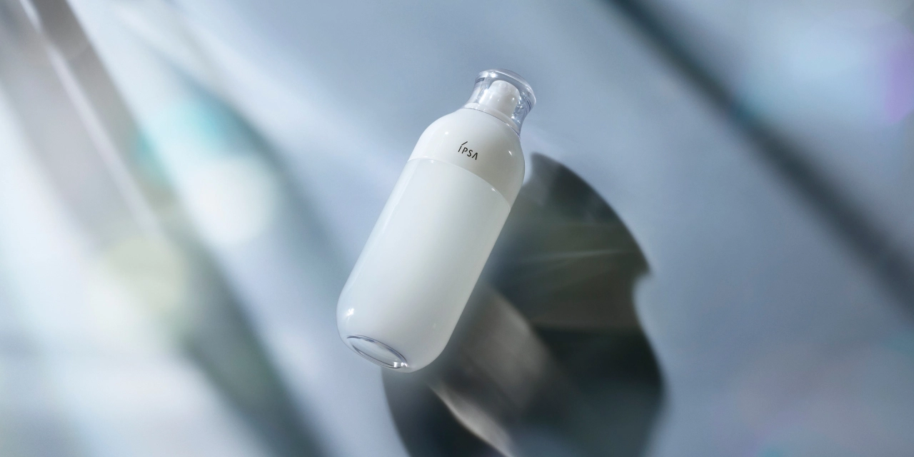 化粧液MEは化粧水と乳液の機能を1本に凝縮。基本のお手入れがこれ1本でも出来るから、忙しい朝やお疲れの日も、あなたもサポート。