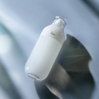化粧液MEは化粧水と乳液の機能を1本に凝縮。基本のお手入れがこれ1本でも出来るから、忙しい朝やお疲れの日も、あなたもサポート。